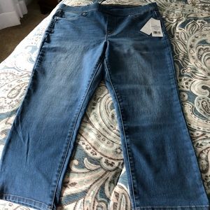 NWT!! Comfort Stretch Capri Jeans